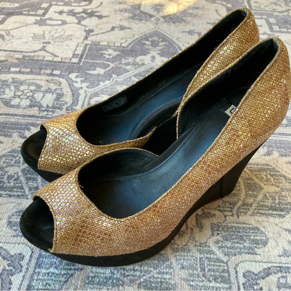 UGG Toura snakeskin metallic peep toe platform wedge 7.5 B013